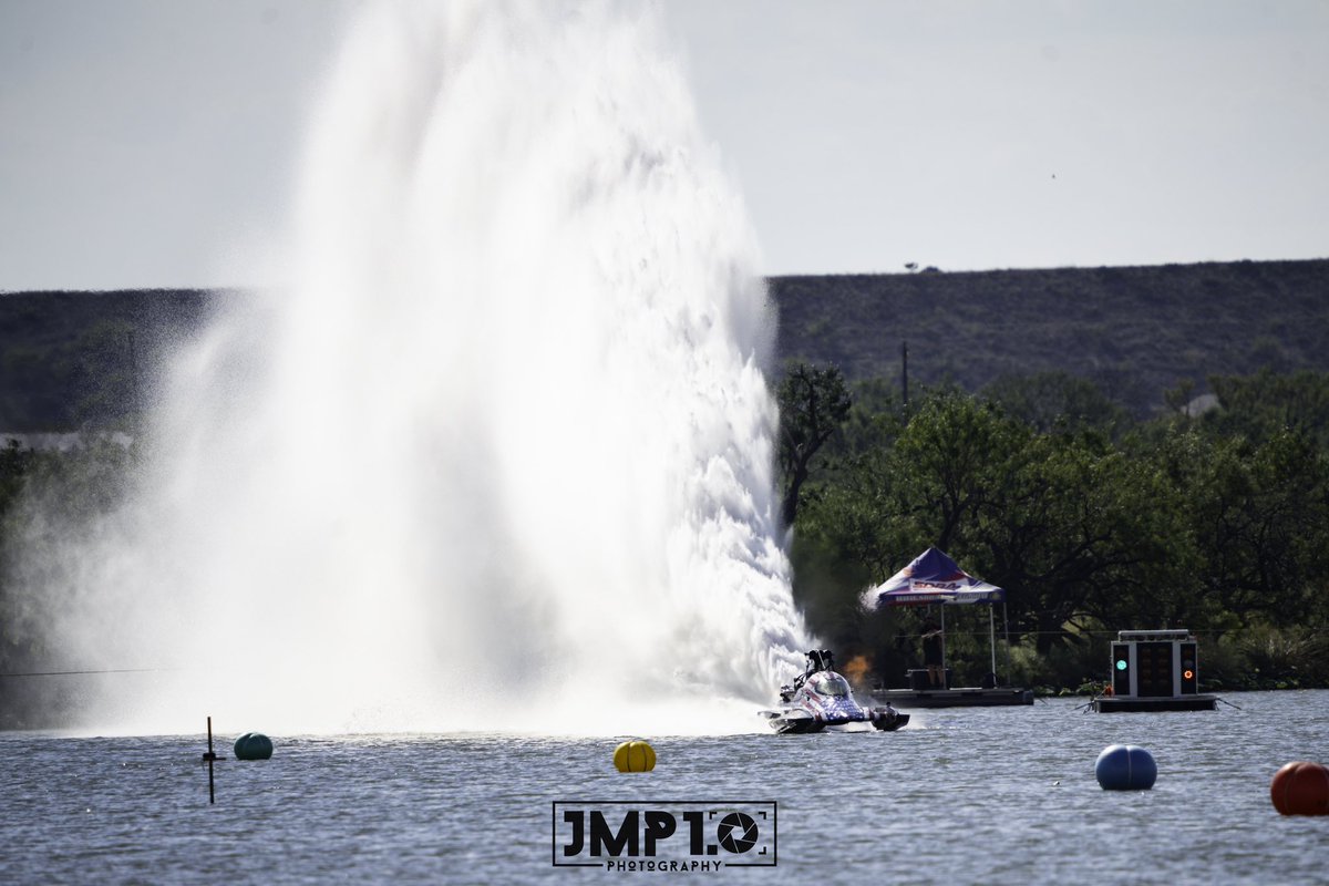 JMP1_0's tweet photo. Emptying the lake out😎 Liquid Voodoo Top Fuel Hydro breaking the speed record 250mph🔥 #sdba #dragboats #topfuelhydro #topfuel #nitro #nitroboats #dragracing #onwater https://t.co/f4Lup1Oyu1