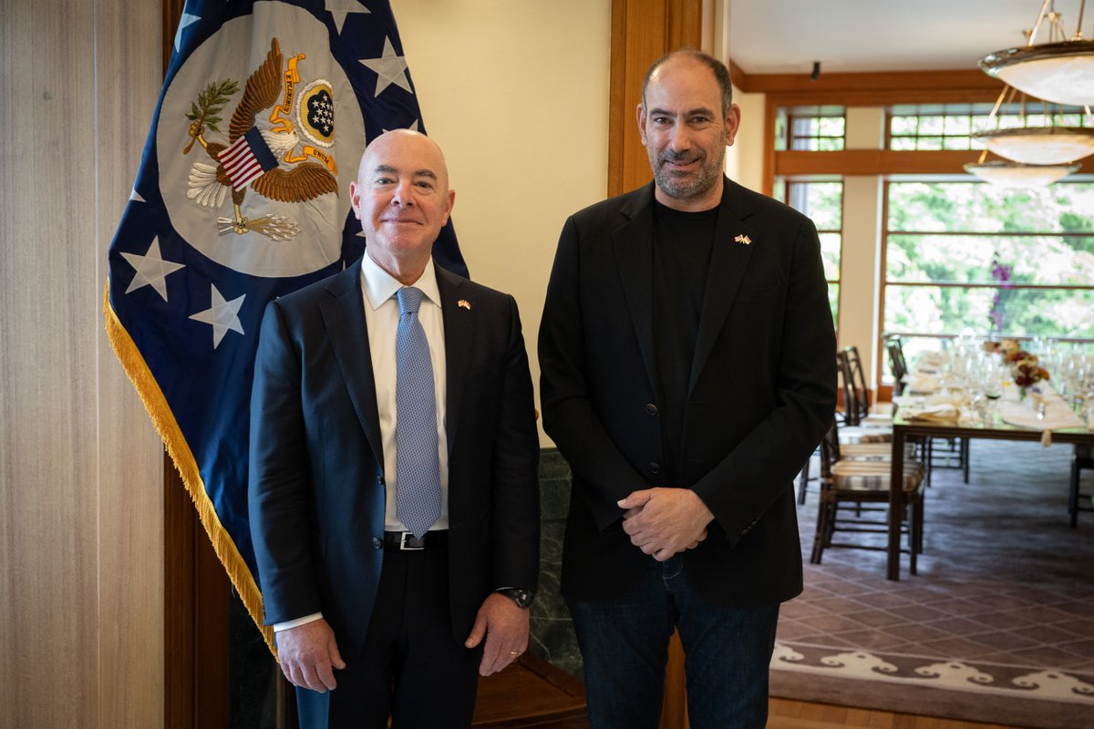 We have in Jonathan Kaplan, @USAmbSG, a great Ambassador who is strengthening our critical and close partnership with 🇸🇬 Singapore. An extraordinary representative of and for the 🇺🇸 United States.
@RedWhiteBlueDot