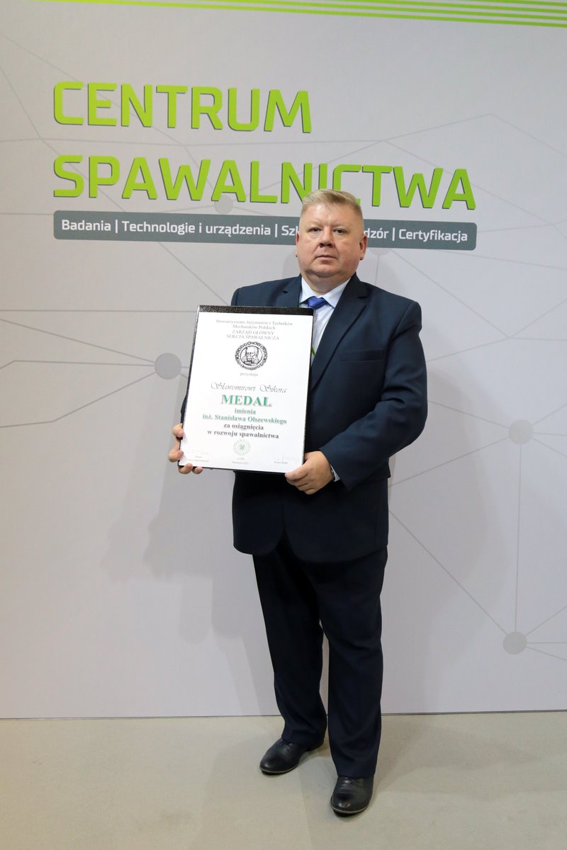 Lukasiewicz_IS's tweet photo. Najważniejszym wyróżnieniem dla przedstawicieli środowiska spawalniczego w Polsce jest🏅Medal im. inż. Stanisława Olszewskiego. Podczas naszej Konferencji medal odebrał mgr inż. Sławomir Sikora, kierownik Ośrodka Kształcenia i Nadzoru Spawalniczego w @Lukasiewicz_IS. Gratulacje👏 https://t.co/FHbTZQkonp