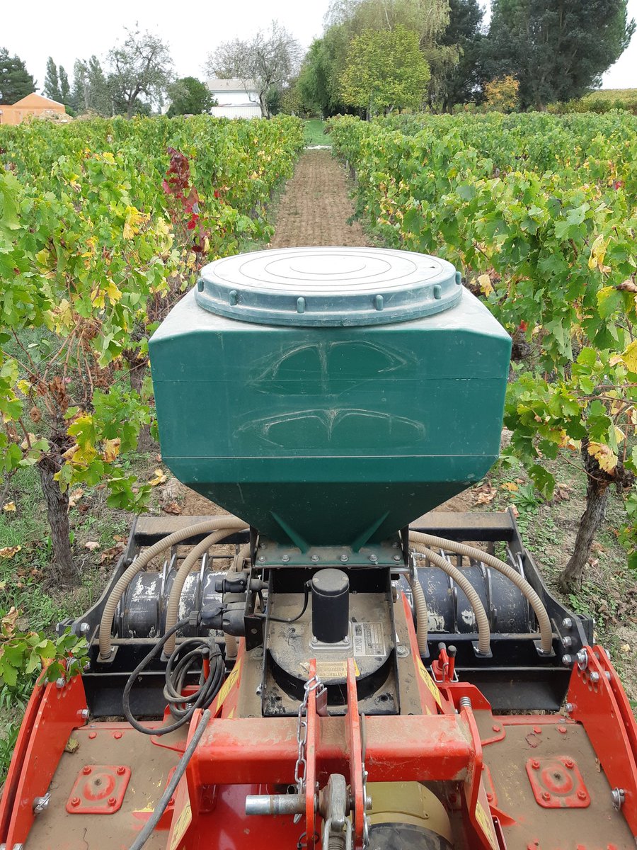 PascalNerbesson's tweet photo. Bon l'objectif cette année c'est de faire ma propre féverole, mais comme j'ai du rab, zou, un peu d'engrais vert. Puis en vrai, j'adore semer 🤩
#Vignoble #Agriculturedurable #HVE #Bio https://t.co/S6GOg5i1o0