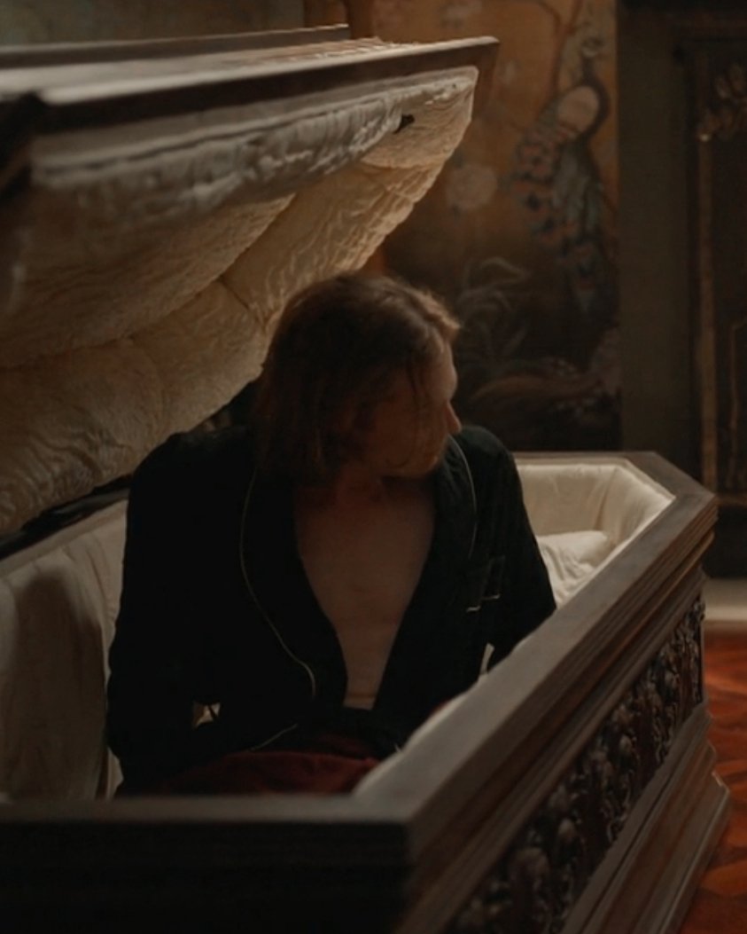 dailyloustat's tweet photo. #IWTV #InterviewWithTheVampire https://t.co/KGbmglf2ao