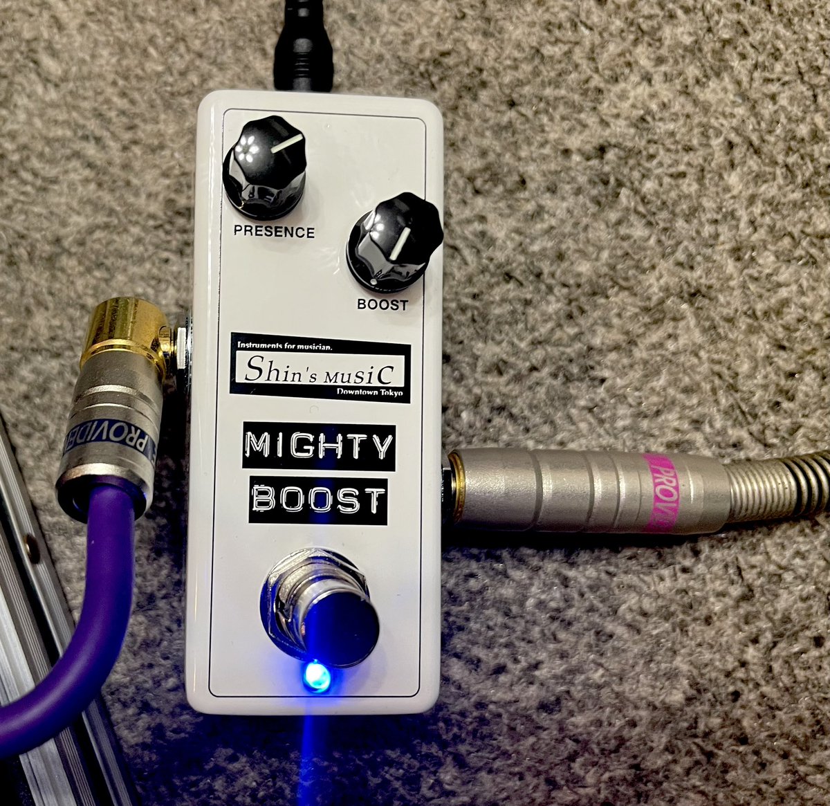 TakaoShimizu's tweet photo. ギタリスト、ベーシスト、キーボディスト諸氏！
アンプの魔力を引き出す準備はしましたか？
コンパクト一個で勝負のあなた！
コンパクトの魔力を引き出す…
ブースターでダイレクトの生音を整えると…思わず微笑んでしまう❗️
#booster
#effctor
#mightybooster
#shinsmusic https://t.co/btuh0HUL7E