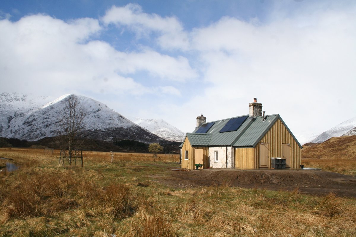 Help us secure Athnamulloch Bothy this winter. We need to make urgent repairs to Glen Affric's historic bothy - so that this much-loved building remains a warm and dry base for the people who make rewilding happen. Donate via our website. Thank you 💚 treesforlife.org.uk/product/bothy-…