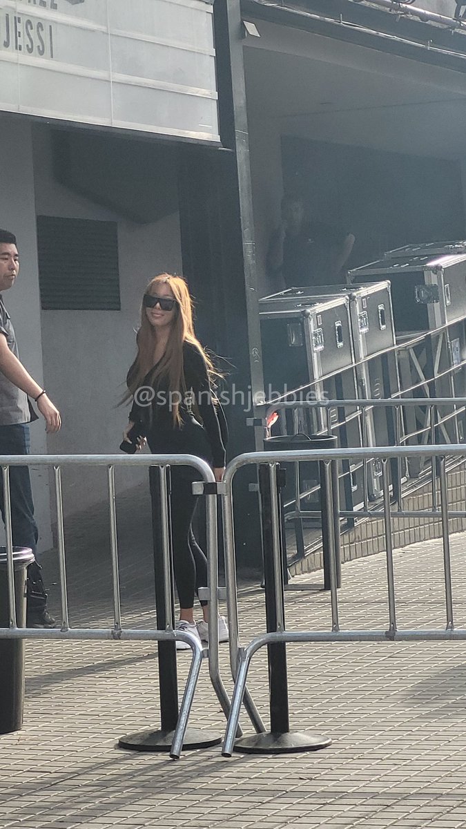 spanishjebbies's tweet photo. JESSI ESTÁ GUAPÍSIMA 😭😭😭

SALUDANDO ANTES DE ENTRAR AL SOUNDCHECK

#Jessi #제시 #jebbies #jebbie #JessiEuropeTour #JessiInBarcelona #Razzmatazz https://t.co/jpG2aOykAp