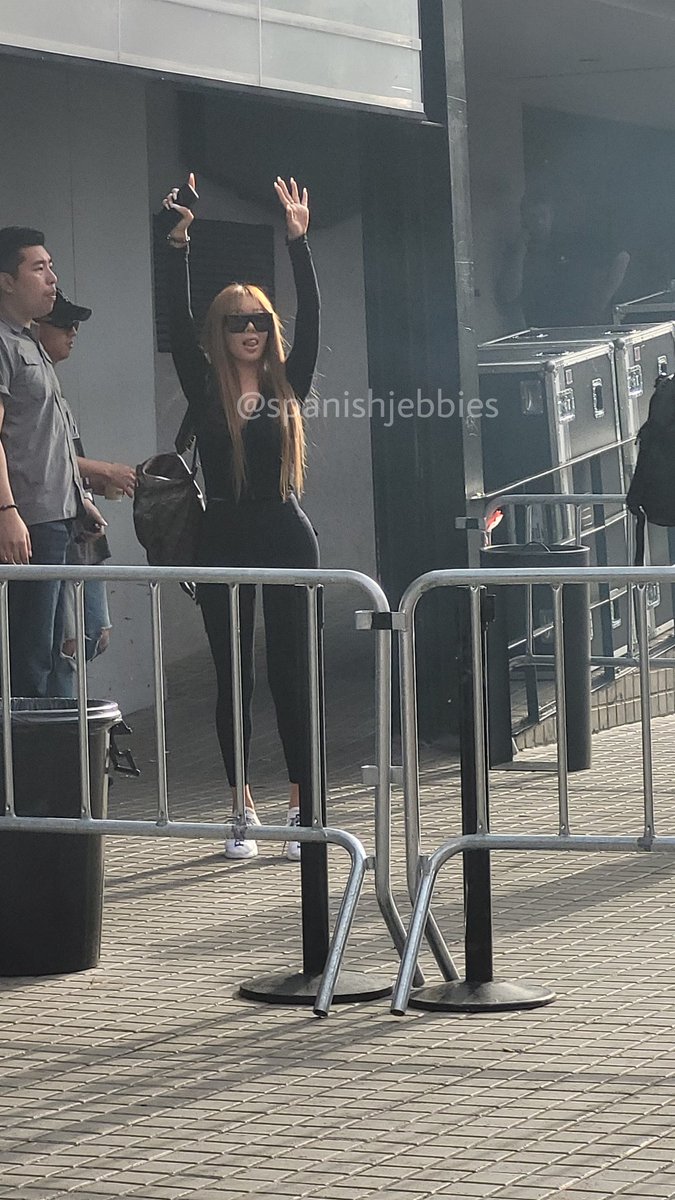 spanishjebbies's tweet photo. JESSI ESTÁ GUAPÍSIMA 😭😭😭

SALUDANDO ANTES DE ENTRAR AL SOUNDCHECK

#Jessi #제시 #jebbies #jebbie #JessiEuropeTour #JessiInBarcelona #Razzmatazz https://t.co/jpG2aOykAp