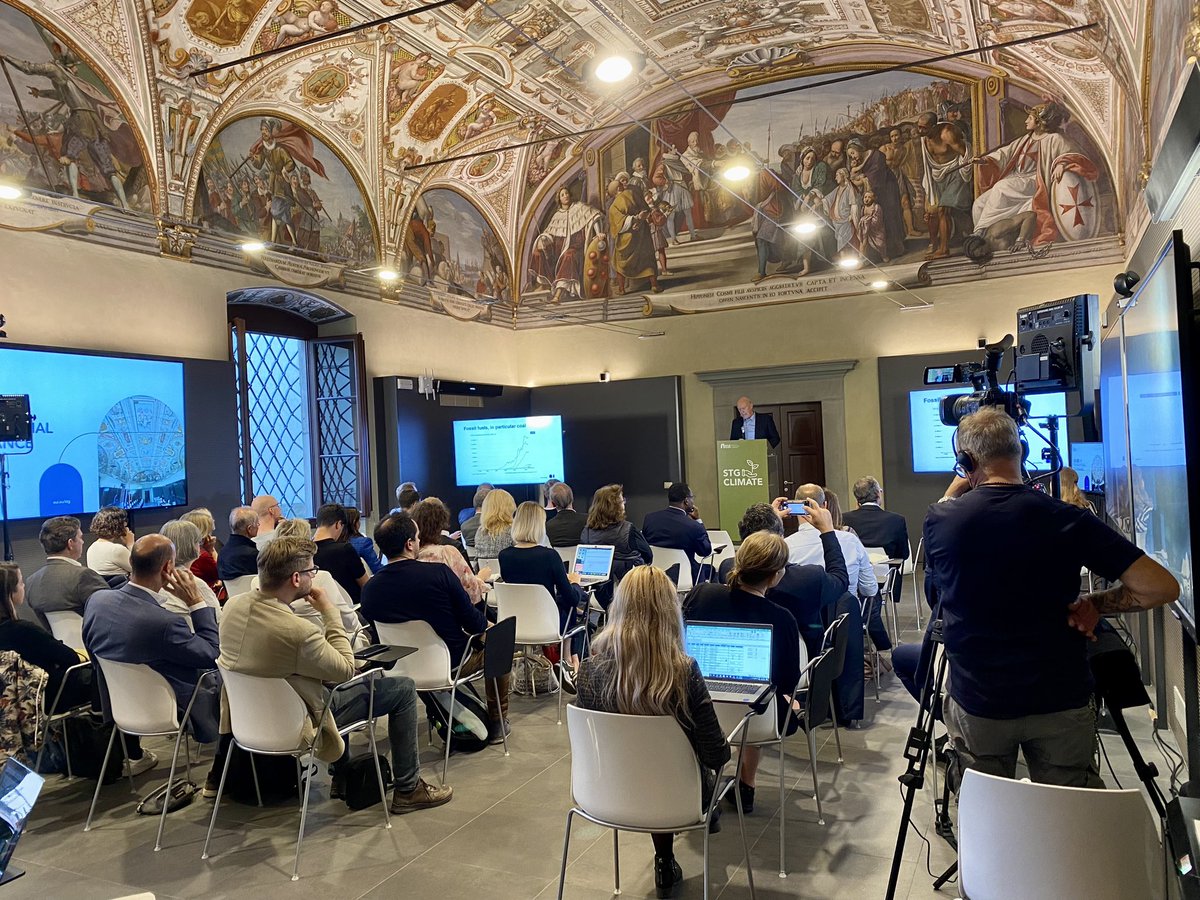 rscholtalbers's tweet photo. Full house for the EIB Climate Chair lecture by prof @delbeke_jos.

Delbeke has plenty of insights on #climate policy developments, incl (sobering) expectations for #COP27. 

Stay tuned for the event recording if you’re not in the room. #STGclimate https://t.co/jvQaciW21G