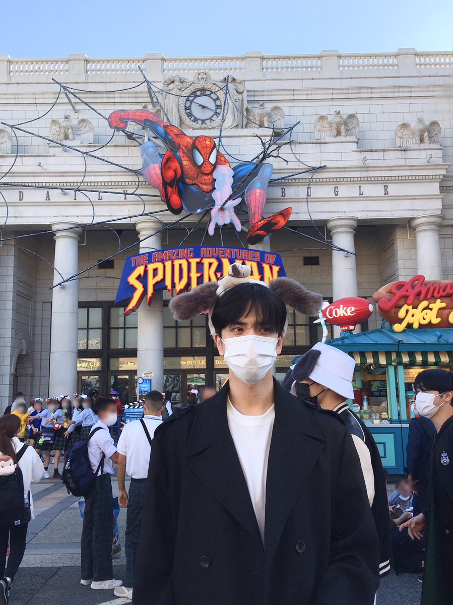 What is one place that is a must to visit when you come to Japan? It's... Universal Studio! Not only did we hold a two-day concert for you, we also came to have some fun together! My favourite one was this spot. The Amazing Adventures of Spiderman! 🤟🏻