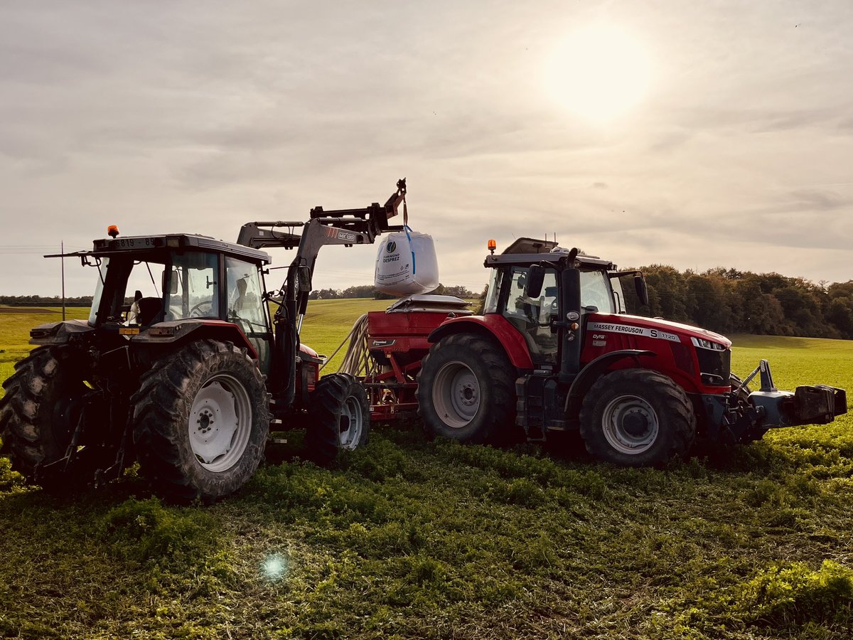AgriChasse's tweet photo. Fin des semis d’hiver avant la pluie 🌧️
Un peu de Bretagne en Bourgogne avec le semis du #triticale #brehat .
Directement venu de @GroupeFDesprez pour une récolte qui ira faire de la belle semence @semaeEst pour #Ubios
#bio #semences https://t.co/pgFTpbzlNA