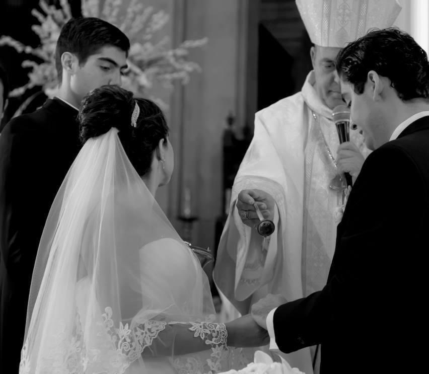 Tere_AdelC's tweet photo. Hace NUEVE años decidieron unir sus vidas @anatereherrera y @kalidissa, bajo la bendición de Dios, de manos de @JuanMariaHuerta y @JHerreraLC como un testigo muy cercano 
Felicidades!!! https://t.co/WnH5cl9x7x