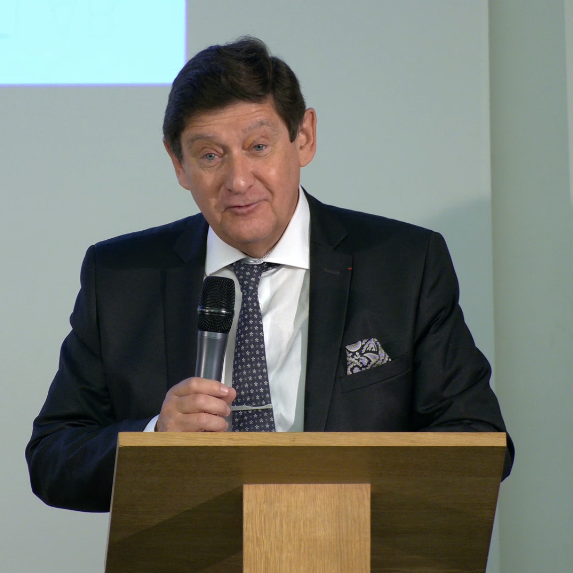 Villes_Internet's tweet photo. Au congrès #ElusNum22, @PatrickKanner, ancien ministre, sénateur : “Le numérique ne doit pas être subi. Nos politiques doivent toujours s'interroger sur ce que le numérique apporte, ou pas, à l’émancipation de la société”.
✍️Découvrez la motion 2022 : https://t.co/uyLtuMAgjG https://t.co/fD8PFacCmo