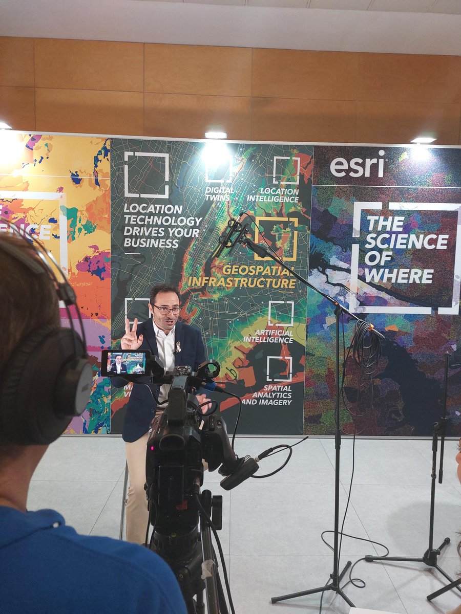 Esri_Spain's tweet photo. #CEsri22 | Nos colocamos en el set de entrevistas para hablar con @solusoft_es  y la @ContraCancerEs donde nos cuentan todo sobre su proyecto ¡Pronto veréis las entrevistas exclusivas! https://t.co/WHcc5LcJVL