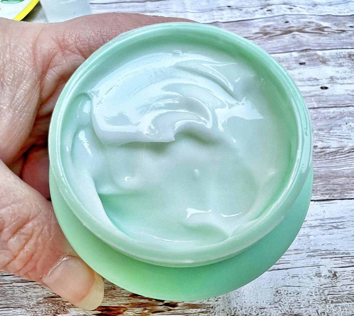 burseygirl84's tweet photo. My skin has been so dry lately and this moisturizer really helped hydrate my skin. It was easy to apply and had a nice light fresh scent.
@NordHive @jayjuncos #NordHive #jayjun #jayjuncos #alc21 #gifted https://t.co/ADqTEQQ2NM