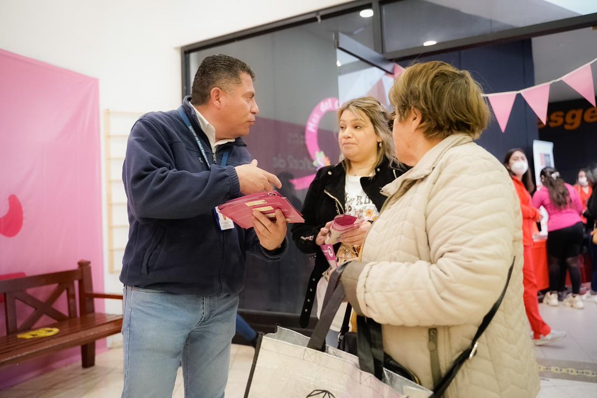 SeremiSaludM's tweet photo. 🟢 La Cuadrilla Sanitaria llegó a Mall Plaza Maule 🏬 donde en el Día Mundial de la Lucha Contra el #CáncerDeMama realizaron una labor educativa para una detección precoz de esta enfermedad, que es una de las más frecuentes en las mujeres del país. 

#HazteLaMamografía https://t.co/t1kxclsqSg