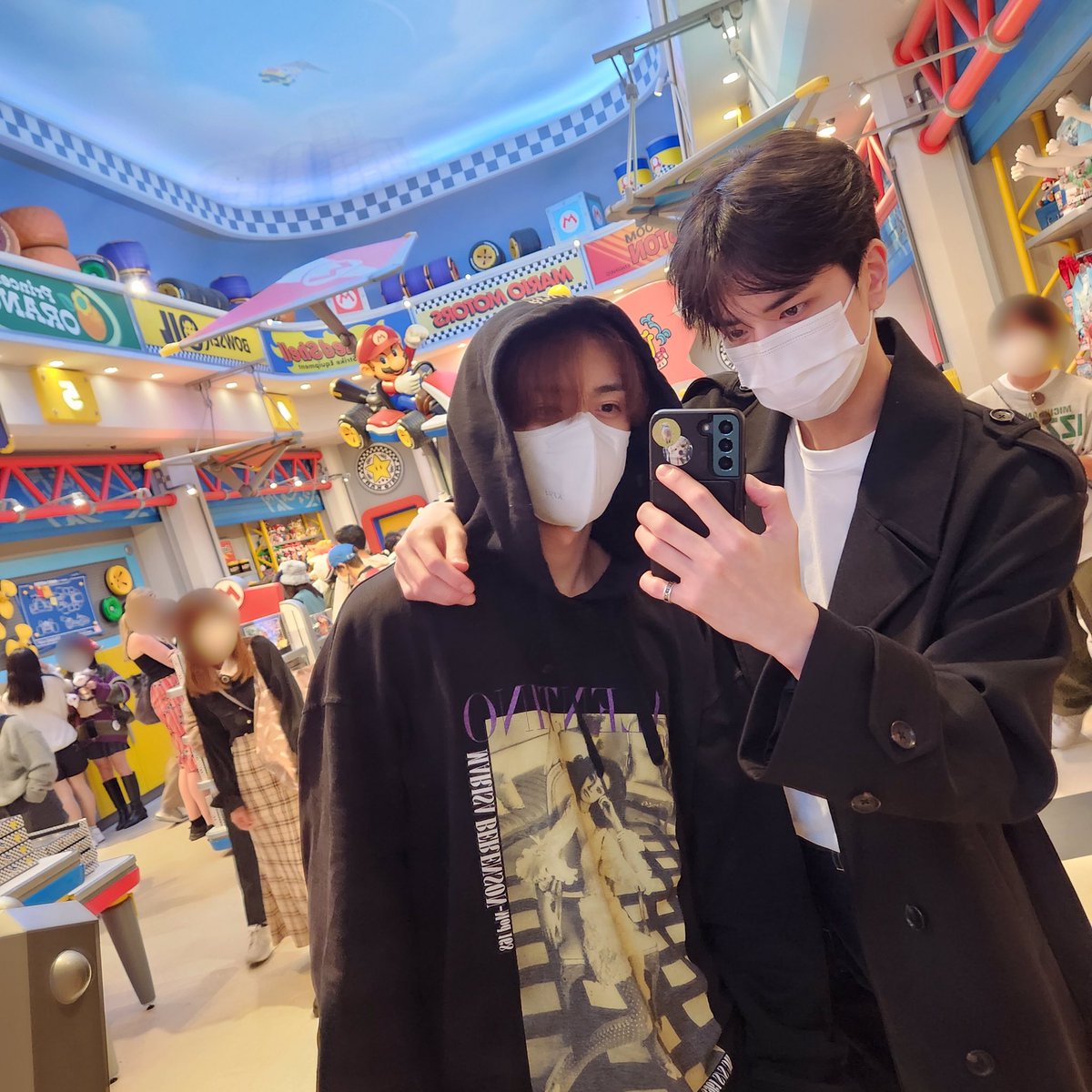 Youbghoon's tweet photo. The Kim Brothers are here, The B! Or should I say... a puppy and a raccoon? 🦝 I'm not sure, but don't you think our fashion styles for Universal Studio were a little different? Which style do you prefer to have when you come to a place like this? Tell me! https://t.co/VmfDUTpFU7
