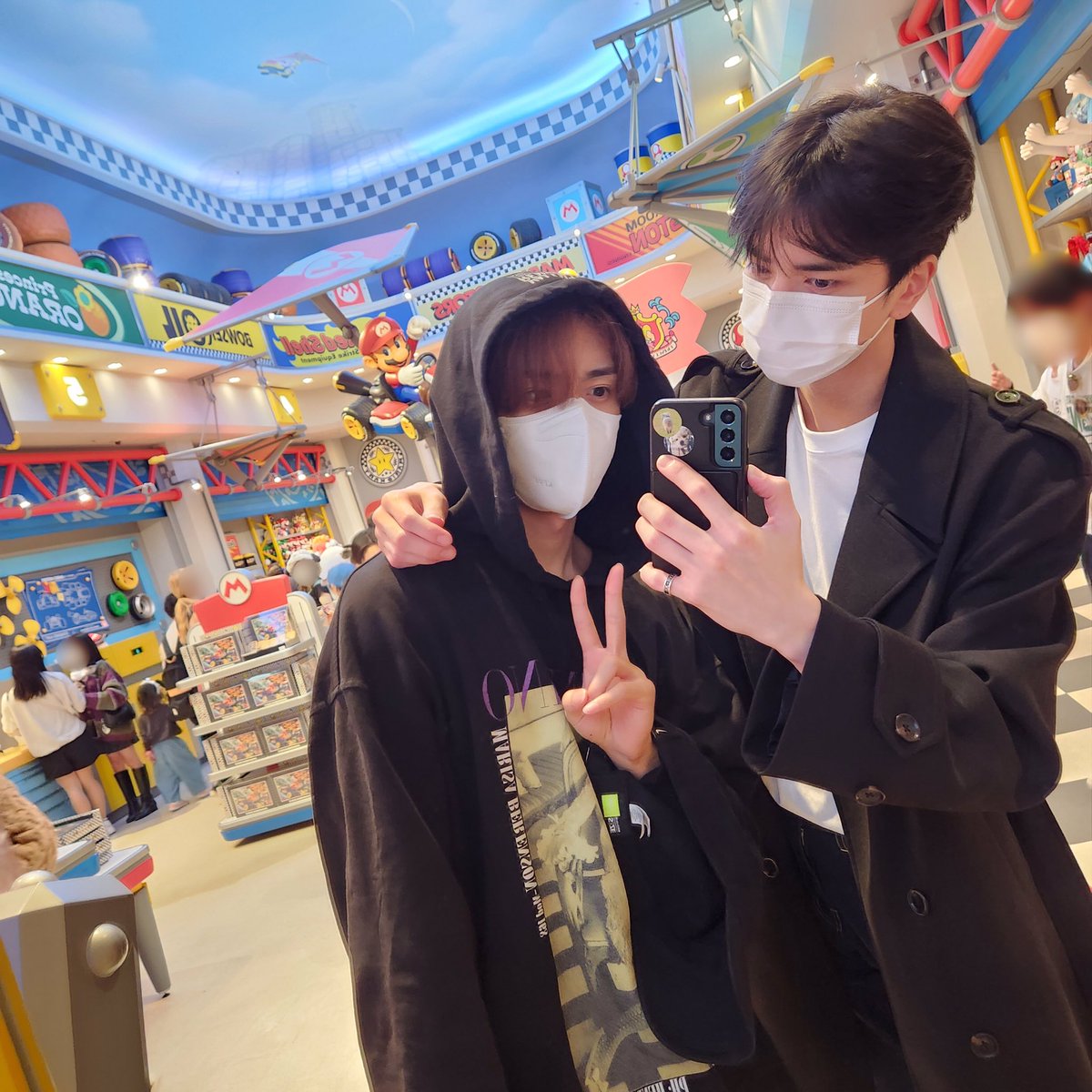 The Kim Brothers are here, The B! Or should I say... a puppy and a raccoon? 🦝 I'm not sure, but don't you think our fashion styles for Universal Studio were a little different? Which style do you prefer to have when you come to a place like this? Tell me!