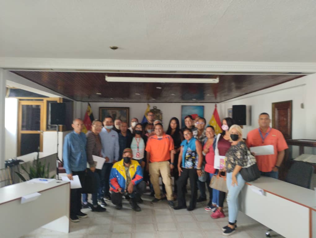 Banavihaldia's tweet photo. #EsNoticia📰||Con el objetivo de informar a las comunidades de los bienes y servicios que ofrece #Banavih, este #18DeOct, se efectuó 𝑪𝒉𝒂𝒓𝒍𝒂 𝑰𝒏𝒇𝒐𝒓𝒎𝒂𝒕𝒊𝒗𝒂 𝒅𝒆𝒍 𝑷𝒓𝒐𝒅𝒖𝒄𝒕𝒐 𝑭𝒊𝒏𝒂𝒏𝒄𝒊𝒆𝒓𝒐 𝑪𝒓𝒆𝒅𝒊𝒉𝒂́𝒃𝒊𝒕𝒂𝒕 a 50 familias de los Altos Mirandinos. https://t.co/mieewgNvVa