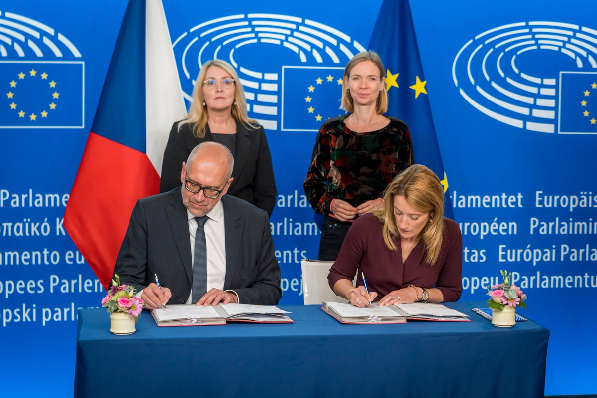 EP_SingleMarket's tweet photo. Another milestone moment 🇪🇺🖋️📃

The Digital Services Act #DSA was signed into law today by @EP_President &amp; @MikulasBek 

Next step ➡️ publication in @EURLex before entry into force https://t.co/C1vkkdh45f