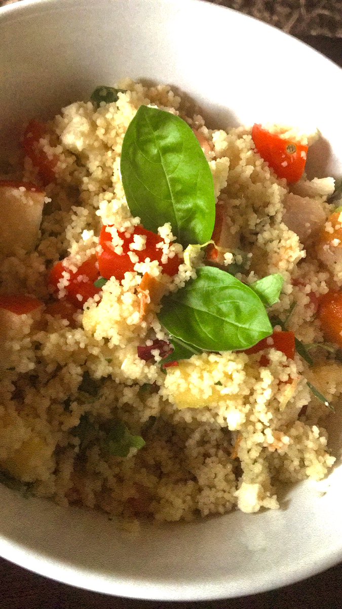 Blondy123abc's tweet image. Aandete: couscous met vars kruie en regte hoenderaftreksel, vars pynappel, tamatie, blaarslaai, peer, feta en haddock #varsete #quickfood #ligteete