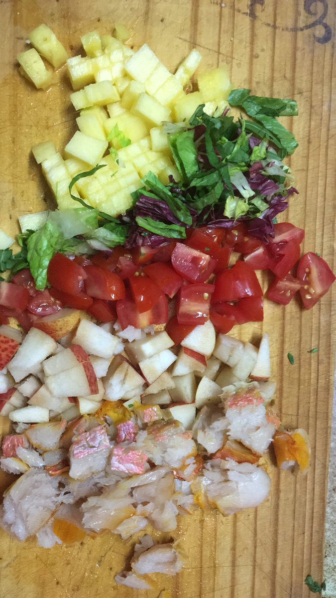 Blondy123abc's tweet image. Aandete: couscous met vars kruie en regte hoenderaftreksel, vars pynappel, tamatie, blaarslaai, peer, feta en haddock #varsete #quickfood #ligteete