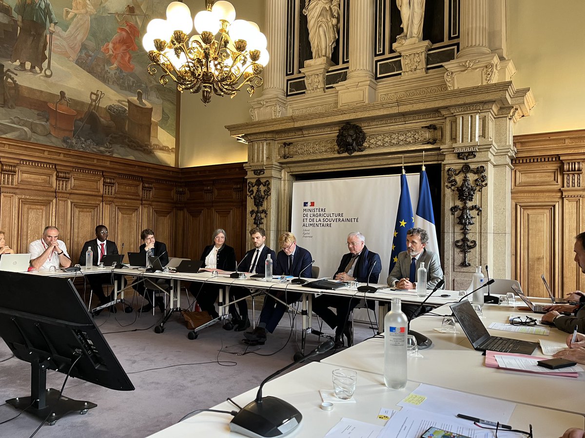 Réunion du comité de pilotage de la feuille de route interministérielle sur la prévention du mal-être et du suicide en #agriculture. 
Parmi les sujets à l’ordre du jour : présentation du projet de charte du réseau national des sentinelles en agriculture et de leurs partenaires.