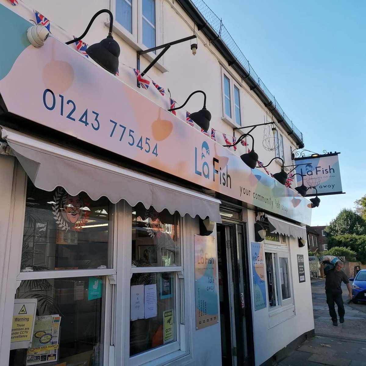 Sunny skies and new signs for <a href="/lafish_chi/">La Fish</a>! We love them, what do you think? Let us know in the comments ☺️ #signage #branding #retailsignage #chichester