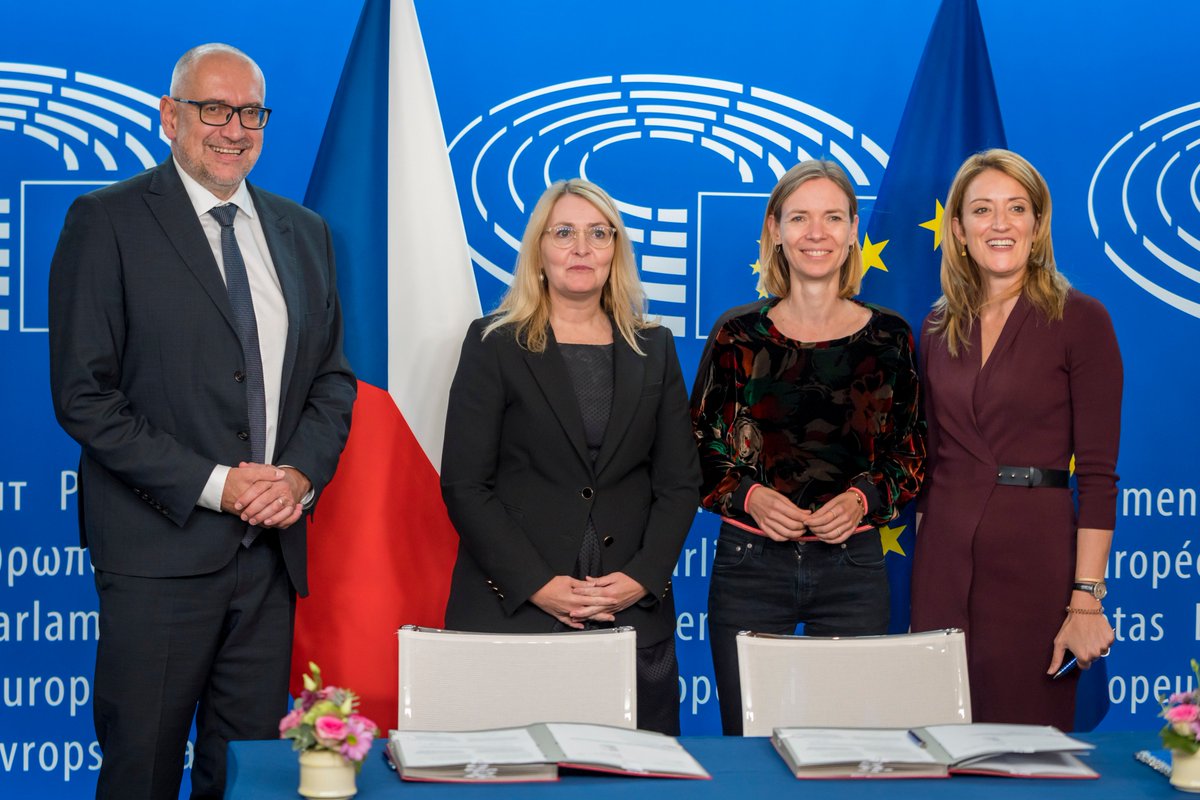 IMCO Committee Press (@ep_singlemarket) on Twitter photo Another milestone moment 🇪🇺🖋️📃
The Digital Services Act #DSA was signed into law today by <a href="/EP_President/">Roberta Metsola</a> & <a href="/MikulasBek/">Mikuláš Bek</a>
Next step ➡️ publication in <a href="/EURLex/">EUR-Lex</a> before entry into force Another milestone moment 🇪🇺🖋️📃
The Digital Services Act #DSA was signed into law today by <a href="/EP_President/">Roberta Metsola</a> & <a href="/MikulasBek/">Mikuláš Bek</a>
Next step ➡️ publication in <a href="/EURLex/">EUR-Lex</a> before entry into force