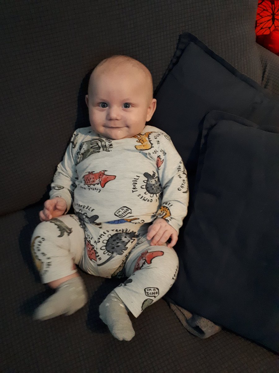 Matt1919lufc's tweet photo. Anyone know of any jobs going in the Leeds area in roughly 2 weeks? Lads 15 weeks today and if he keeps growing hes gunna have to start paying! π€¦ββοΈ #BeastMode #rightlump #growingtofast https://t.co/ktGp7SGcHi