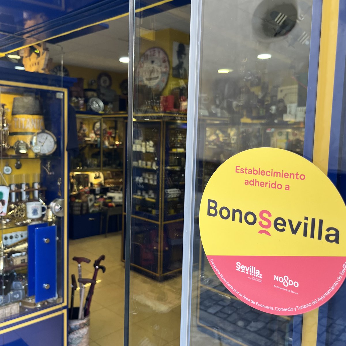 Ayto_Sevilla's tweet photo. ¿Tienes ya tu #BonoSevilla para gastarlo en los establecimientos adheridos a la campaña municipal de apoyo al comercio de cercanía? 

🟡 Tendrás un 40% de descuento: https://t.co/JtYtlNFRLi
🟡 Úsalo aquí: https://t.co/GYs1J39X2T

#YoComproenmiBarrio
@NostromoComics @jarrillolata https://t.co/DB4W6yJhEU