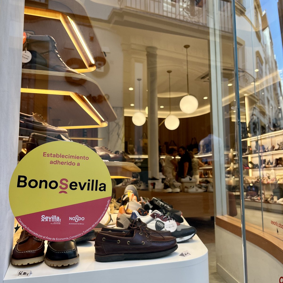 Ayto_Sevilla's tweet photo. ¿Tienes ya tu #BonoSevilla para gastarlo en los establecimientos adheridos a la campaña municipal de apoyo al comercio de cercanía? 

🟡 Tendrás un 40% de descuento: https://t.co/JtYtlNFRLi
🟡 Úsalo aquí: https://t.co/GYs1J39X2T

#YoComproenmiBarrio
@NostromoComics @jarrillolata https://t.co/DB4W6yJhEU