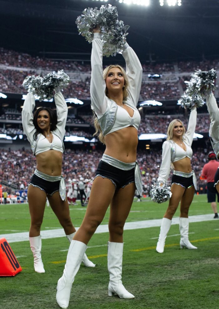 RaideretteDaily's tweet photo. Always smiling through the week! ☺️✨🤍

#RaiderNation | #Wednesdayvibe https://t.co/yPKi62EsF2