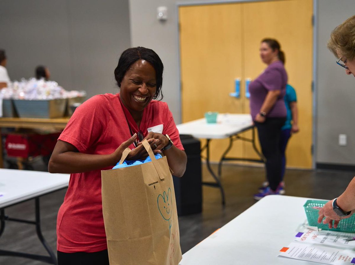 she_supply's tweet photo. We joined our friends at Valley Creek Church for their #ServeTheCity event, focused on bringing hope to families! 700+ children were served with basic necessities. We provided a box of pads for each laundry basket.
#SheSupply #MovementOfHope #NTX https://t.co/Ozqw02RE5s
