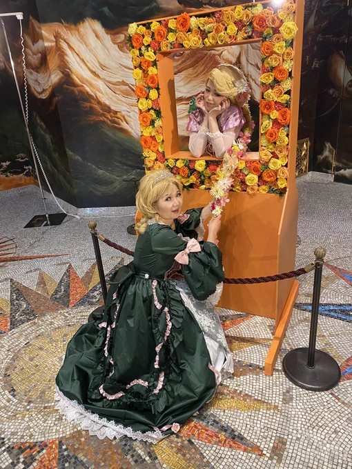 初ハウステンボスに友達とハロ参加しようとなった時、TELで問い合わせのね。ディズニーコスでもいいか、広がるお姫様ドレスは?返答はどれもOK「ただ、あまりに露出の多いお衣装だとお客様〜と駆け寄るかも知れません笑」お陰で楽しいハウスハロを過ごせました。コスは館内の指示に従う事が大切。  