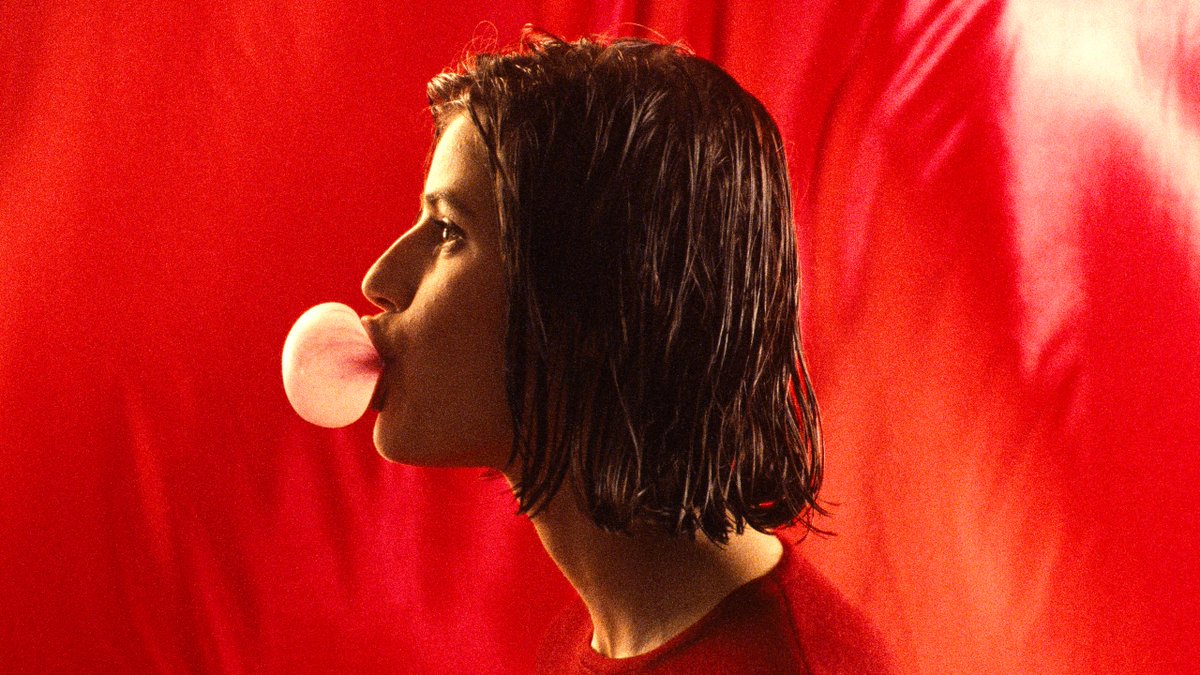 Onto the final chapter...the THREE COLORS trilogy closes with an intimate look at forged connections and a splendid final statement from a remarkable filmmaker at the height of his powers. ❤️ Krzysztof Kieślowski's THREE COLORS: RED screens tonight: bit.ly/3eHLuxa