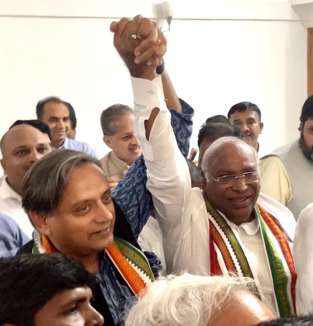 vibewidyou's tweet photo. @ShashiTharoor @shaandelhite @INCIndia #ThinkTomorrowThinkCongress♥️ https://t.co/6KAkFSkErc