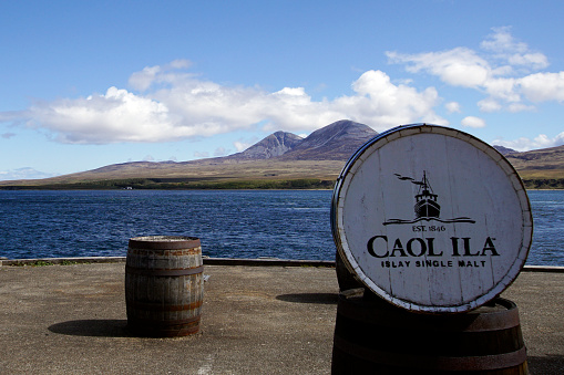 WhiskyFdn's tweet photo. Caol Ila distillery was originally founded in 1864 but was knocked down and rebuilt in 1972. The delicious liquid from this distillery is a lighter peated malt, with an oily, smoky style &amp; a seaside tang, exhibiting peaty, floral &amp; peppery notes.
https://t.co/OMmc02IzrZ https://t.co/yanbQnkaEA