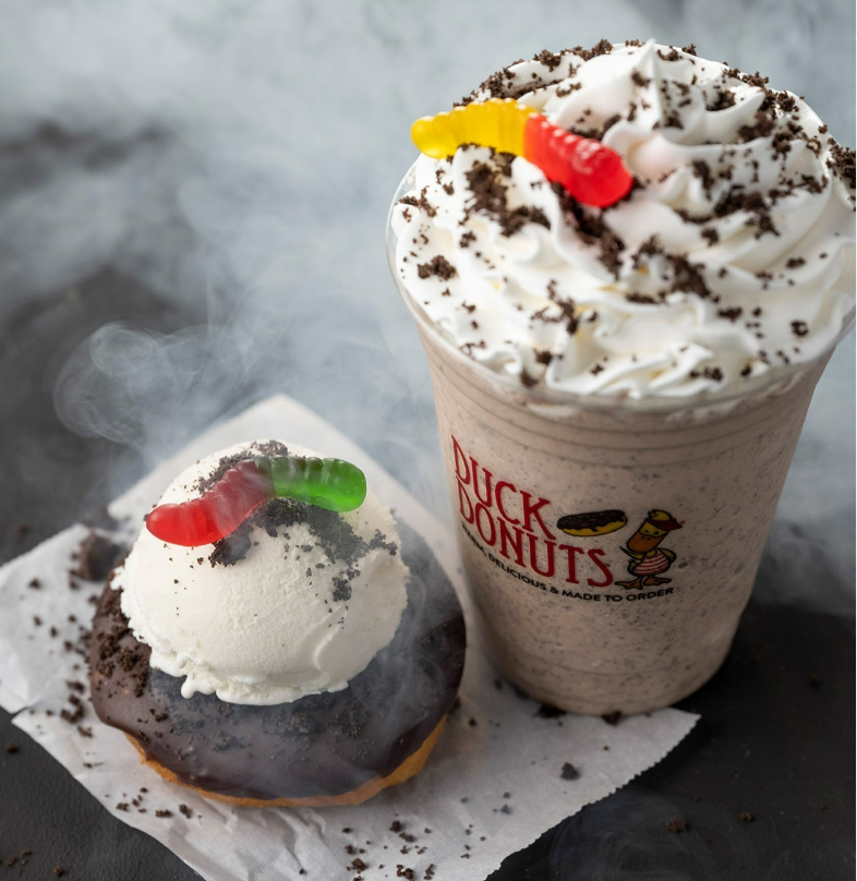 TheEatGuide's tweet photo. Trick or treat yourself this Spooktacular Wednesday! 😊 ✨
Order their Spooky Box online at Duck Donuts and enjoy these sweet treats🎃.
📍📸@duckdonuts 🍩
#TheEatGuide #happyhalloween #trickortreat #trunkortreat #halloween #spooky #spookybox #fall #october #halloween2022 https://t.co/LIvvX7oloF