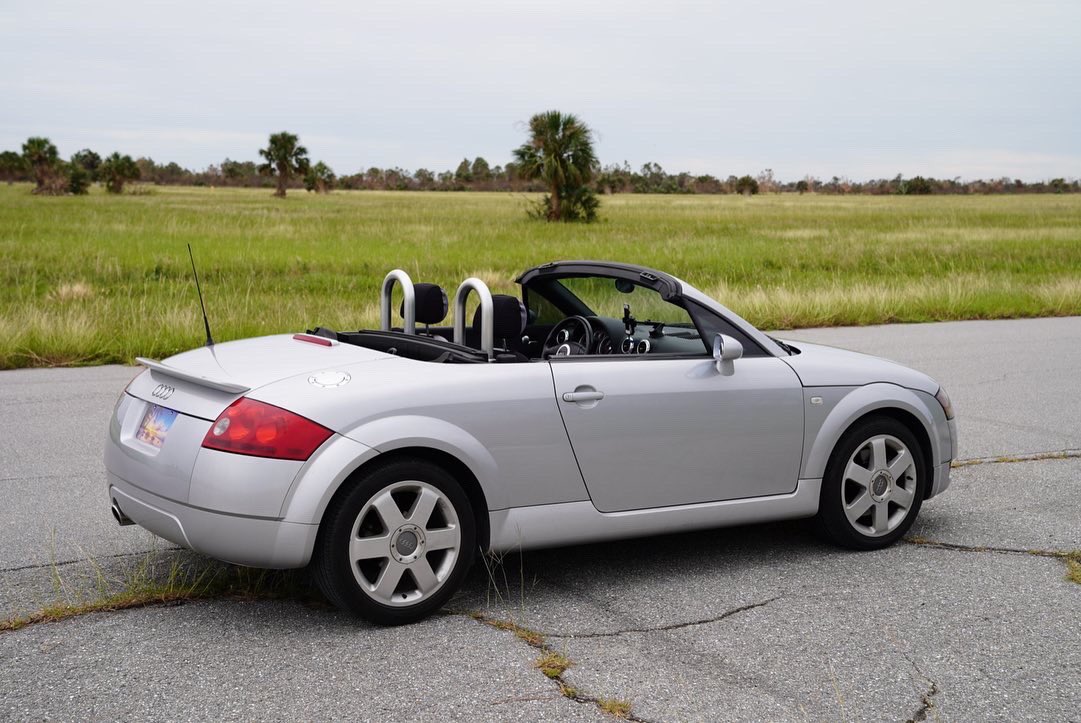 watsonwu's tweet photo. Convertible Audi TT sound effects recording session
.
#soundeffects #watsonwu #auditt #audi #convertible #sounddesigner #sounddesign #microphone #schoeps #dpamicrophones #sennheiser #rodemic #ktek #manfrotto #gameaudio #gamesound #audioforgames #filmsound #audiopost @AudiOfficial https://t.co/APm0XHULPm