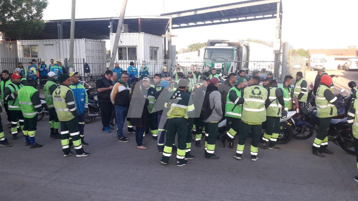 GMALFARO's tweet photo. ⚠ ATENCIÓN | @_SantaFeCapital multará a #Cliba y #Urbafe por no prestar el servicio de recolección y barrido. Así lo confirmo @GabrielMaurer15, subsecretario de Cambio Climático. https://t.co/n6aFla0u78