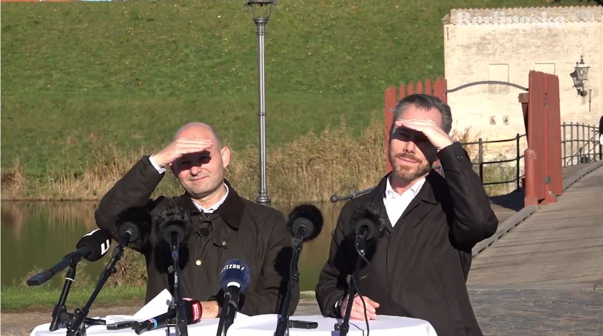 sofiesifos's tweet photo. Pape og Ellemann, der spejder efter Løkke den 1. november #dkpol https://t.co/rBSap3hEzt