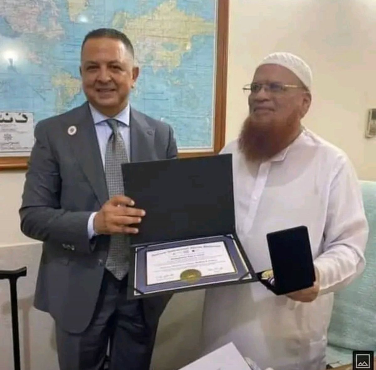 moavia_official's tweet image. ماشاء الله
امریکہ کی بین الاقوامی تئیزم یونیورسٹی (فلوریڈا) نے شیخ الحدیث @muftitaqiusmani صاحب کو &quot; اسلامی نظام  قانون وفقہ &quot; کے موضوع پر آپ کی خدمات کے اعتراف میں پی ایچ ڈی کی اعزازی ڈگری سے نوازنے کے ساتھ  آپ کو یونیورسٹی کے بورڈ آف اسٹڈیز کا چیئرمین بھی مقرر کر دیا