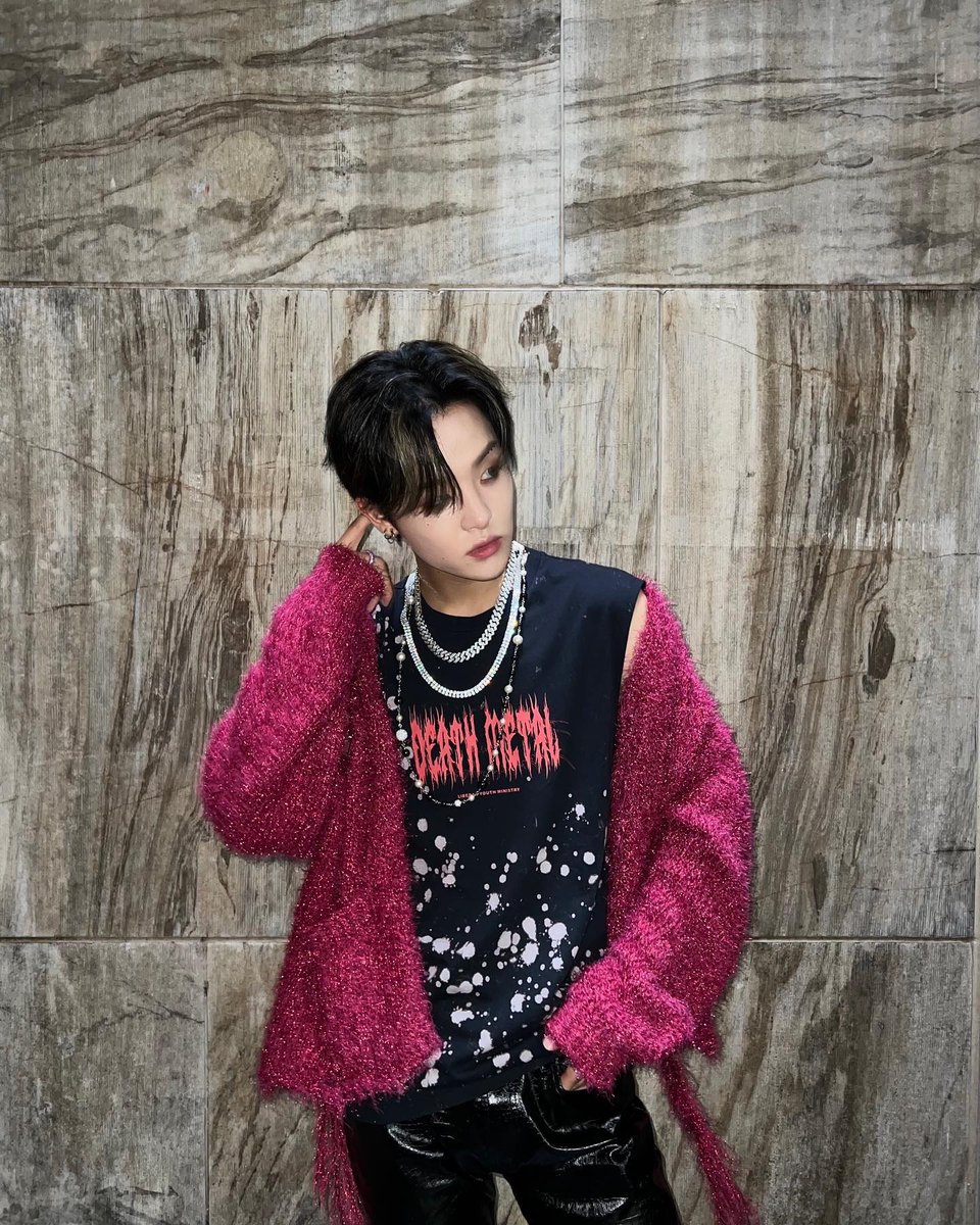JHlHOONPARK's tweet photo. Did someone order three shades of me? Either way, I’ll serve some more. 

https://t.co/7z1S4NsNOE https://t.co/ewhM5F2k5u