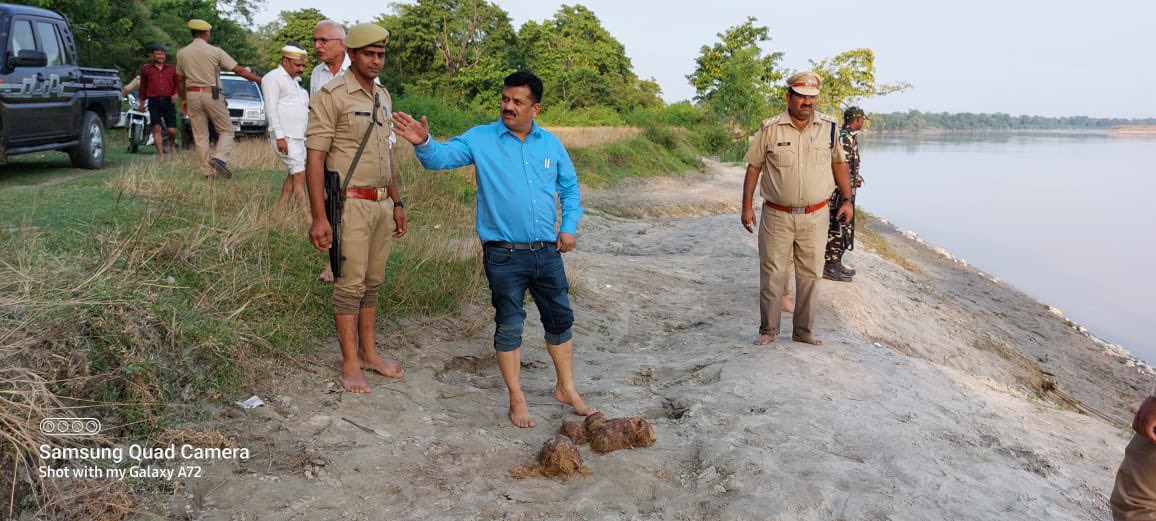 माननीय मुख्यमंत्री जी के द्वारा बाढ़ प्रभावित क्षेत्रों के वासियो  के लिए दिए गए निर्देश के क्रम में *सबसे दूरस्थ ग्राम भरथापुर में मेरे व पुलिस अधीक्षक महोदय द्वारा स्वयं संवेदनशीलता  के साथ* उन सभी ग्रामवासियों को राहत सामग्री का वितरण किया गया।
