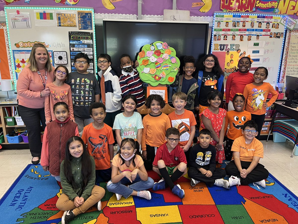 MrsMorris218's tweet photo. Mrs. Morris’ class is celebrating Unity Day today! We had shout outs in our compliment circle this morning and created a class Unity Tree for all to see! @WheelerAvenue @VS13UFSD https://t.co/JgMQZocWQY