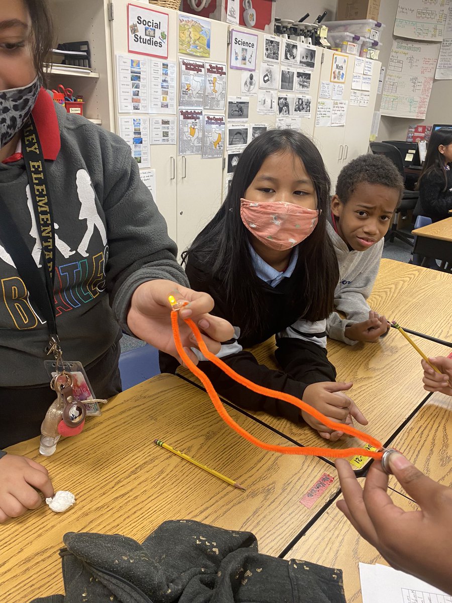 Demetrios45's tweet photo. Making complete circuits with pipe cleaners, led lights, and batteries. @OutleyE @MsGazzaway https://t.co/dH20lPrkBA