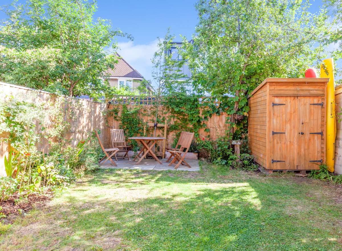 #ForSale! A well-presented three bedroom detached house situated in this sought-after side road, including a well-landscaped secluded garden to the rear, gated side access and covered cycle storage!
More details 👉bit.ly/3CIVwpP
#pennyandsinclair#rightmove#zoopla#oxford