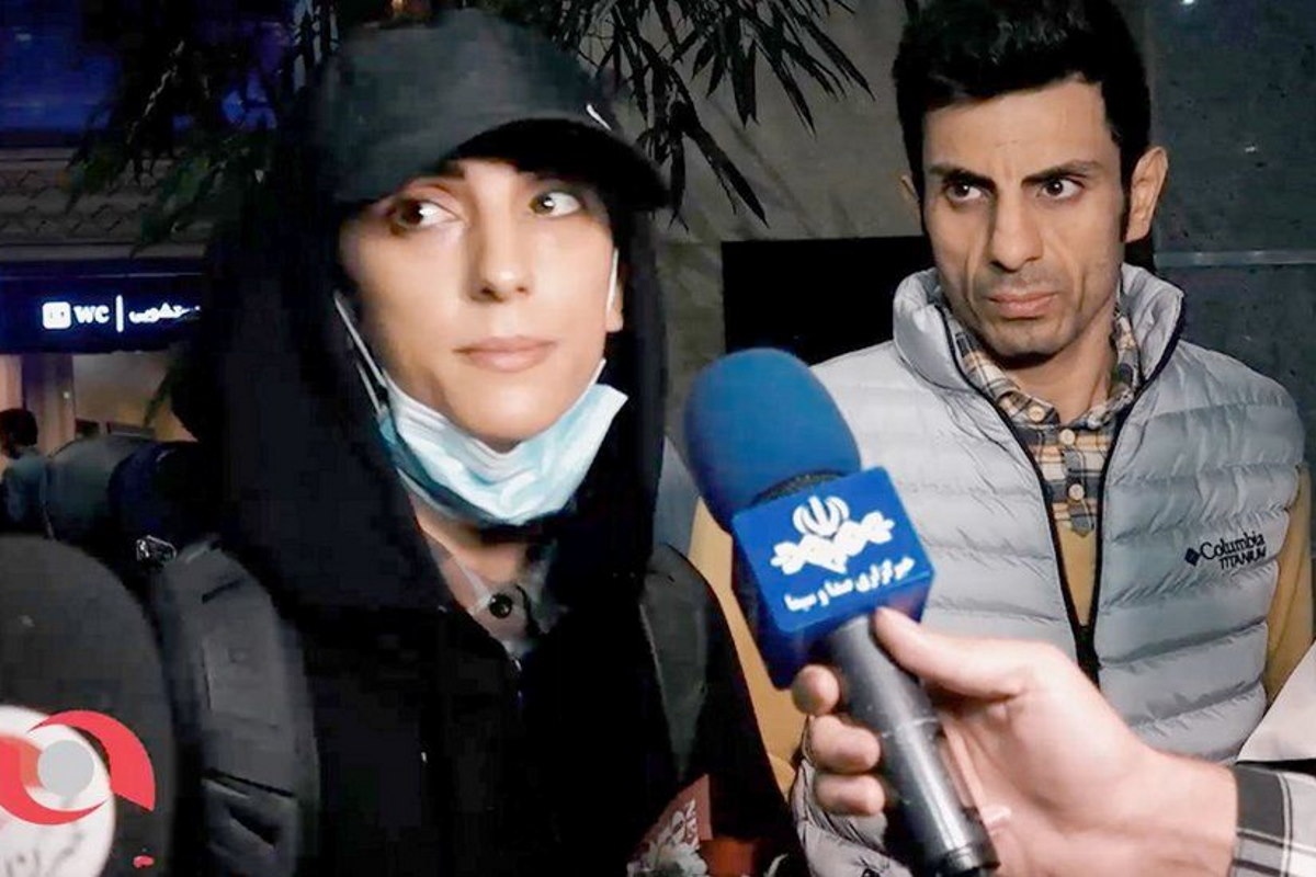 Climber_News's tweet photo. Elnaz Rekabi has arrived at Tehran airport to a cheering crowd. She repeated claims from her Instagram statement, though there are still serious concerns for her welfare.

https://t.co/kx9FLKmINa

#climbing #rockclimbing #climb #bouldering #iran #elnazrekabi #ifsc #iranprotests https://t.co/JW90bhcoX1