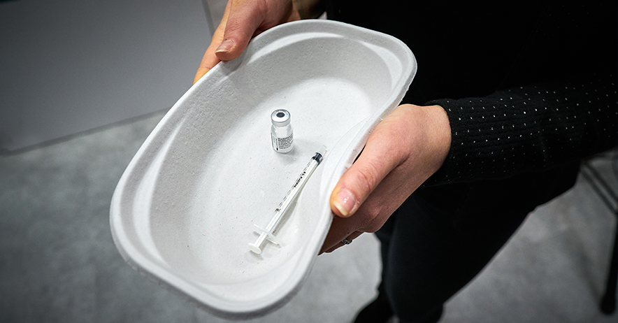 MedicijnNL's tweet photo. De #coronavaccins van Pfizer en Moderna zijn goedgekeurd voor kinderen vanaf 6 maanden. Uit onderzoek blijkt dat de voordelen groter zijn dan de risico’s 👉 https://t.co/VCpZDgcllD https://t.co/DjvLp36Rci
