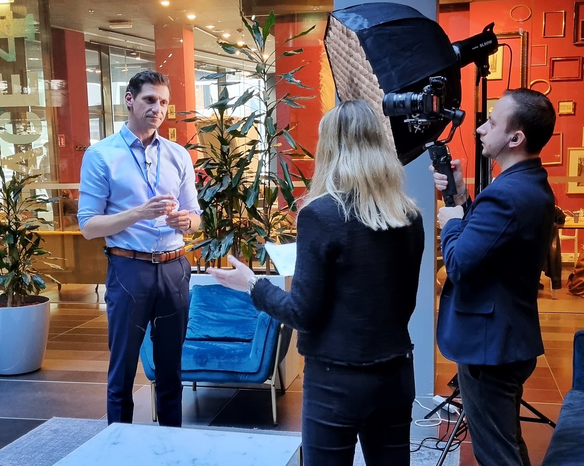 BuzzValue's tweet photo. Hat uns sehr gefreut! 🤓 Wir durften heute bei der "Innovation to Finance" von @weXelerate
unsere umfangreiche Social Media-Studie zum heimischen Bankensektor präsentieren. Danke für die Einladung! #SocialMedia #Marktforschung #BuzzValue https://t.co/8Agi3qDuvY