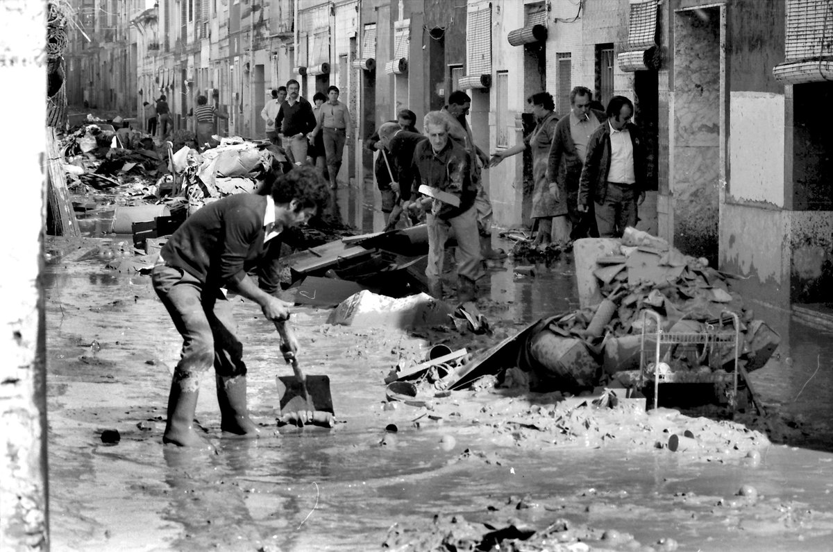 Quizá nunca haya llovido tanto en España como hace justo 40 años, cuando en la tarde del 19 de octubre de 1982 empezó un temporal que pudo descargar 1.121 litros/m2 en 24 h. El día 20 se rompió la presa de Tous y se inundó la ribera del Júcar. Aquí, Alzira. Foto: Luis Vidal Vidal