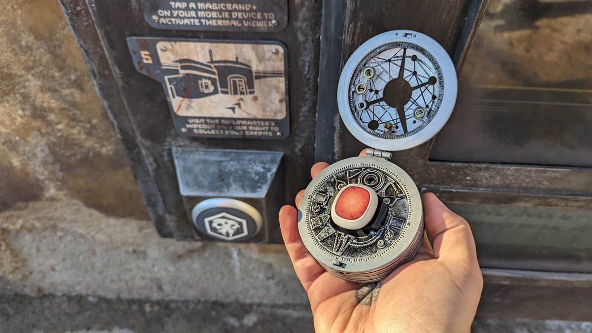 nickytea's tweet photo. Alright #DatapadBuilders, with the west coast launch of Batuu Bounty Hunters, we've entered a new age of customization!
To mark the occasion, I greeblied an insert for my Galaxy's Edge compass to hold the Magic Band puck and a backup battery for marathon hunting.... https://t.co/y3Qh6qszp2